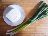家常菜蒜苗烧豆腐做法图解1)