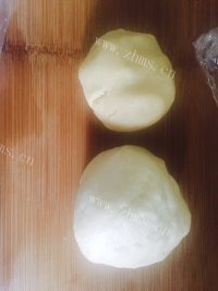 诱人的豆沙菊花酥做法图解2)