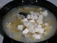味道不错的鱼头豆腐汤做法图解7)