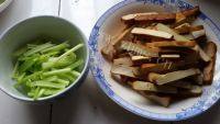 家常菜芹菜炒豆干做法图解1)