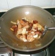 美味的冻豆腐香菇鸡翅煲做法图解4)