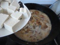 家常鲶鱼炖豆腐做法图解10)