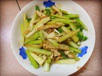 软嫩的芹菜炒豆干