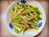 软嫩的芹菜炒豆干