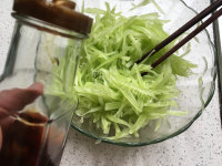 垂涎欲滴的凉拌莴笋丝做法图解4)