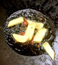 美味的红烧板栗鸡翅做法图解9)