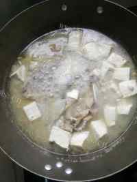 色泽鲜亮的鱼头豆腐汤做法图解1)