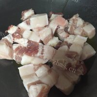 自制马蹄红烧肉做法图解2)