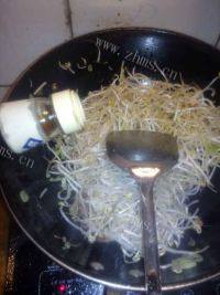 自制炒绿豆芽做法图解4)