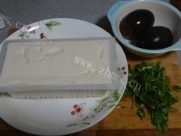 色泽鲜亮的皮蛋豆腐做法图解2)