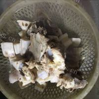 美味的猪肺筒骨莲藕汤做法图解8)