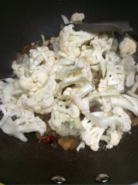 美味的菜花炒肉做法图解5)