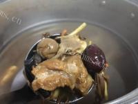 美味灵芝虫草花猪骨汤做法图解5)