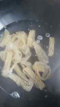 美味的豆腐皮蛋炒饭做法图解2)