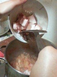 美味的韩式泡菜汤做法图解4)