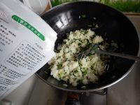 质嫩爽口的韭菜炒饭做法图解7)