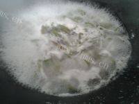 银鱼莼菜肉丝汤做法图解3)