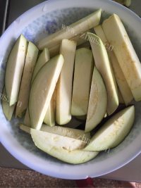 诱人的蒸茄子做法图解1)
