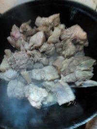 家常菜酸菜炖排骨做法图解7)