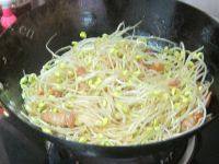 家常菜五花肉炒黄豆芽做法图解6)