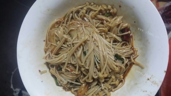 色香味俱全的凉拌金针菇