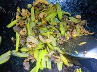 家常菜芹菜炒鸡胗做法图解10)