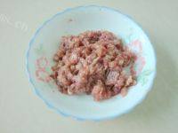 家常菜肉末毛豆做法图解1)