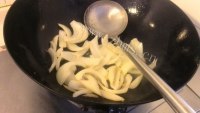 妈妈做洋葱炒鸡蛋做法图解9)