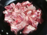 鲜香的猪骨炖土豆豆角做法图解1)