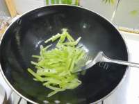 美味莴笋炒鸡柳做法图解6)