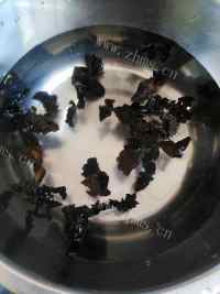 花菜木耳炒香肠做法图解2)