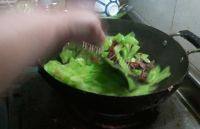 家常菜莴笋炒腊肠做法图解6)