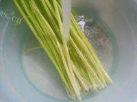 唇齿留香的杏鲍菇炒芹菜做法图解2)
