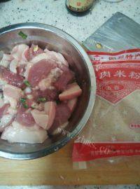 美味的红薯粉蒸肉做法图解4)