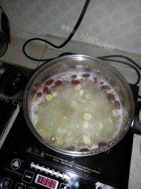 美味的冰糖银耳莲子羹做法图解4)