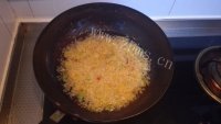 美味的酸菜羊肉粉丝煲做法图解6)