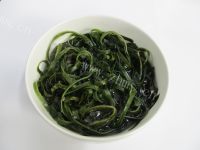 色泽鲜亮的萝卜海带排骨汤做法图解2)