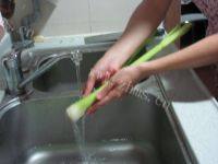 家常菜芹菜炒五花肉做法图解2)
