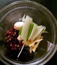 美味家常焖黄花鱼做法图解2)