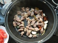 番茄土豆炖牛腩做法图解4)