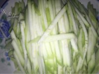 美味营养的清炒西葫芦做法图解2)