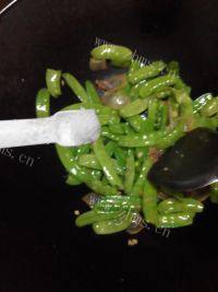 家常菜荷兰豆炒腊肉做法图解7)