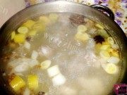 美味的东北酸菜炖排骨做法图解4)