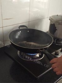 家常菜烧鲫鱼做法图解3)