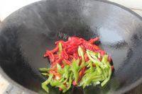 家常菜尖椒炒肉丝做法图解5)