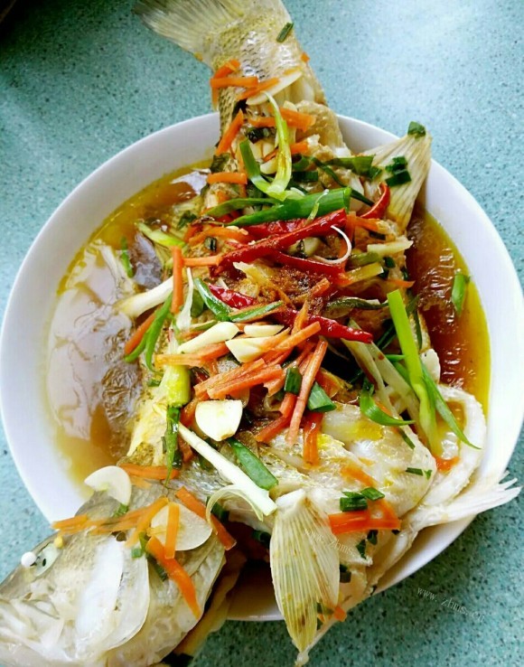 色泽鲜亮的清蒸鲈鱼