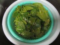 美味的菠菜粉丝汤做法图解4)