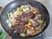 家常菜回锅牛肉做法图解8)