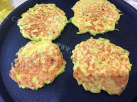 美味的西葫芦鸡蛋早餐煎饼做法图解8)
