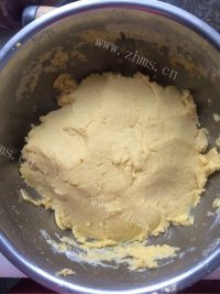 金灿灿的玉米面饼子做法图解2)